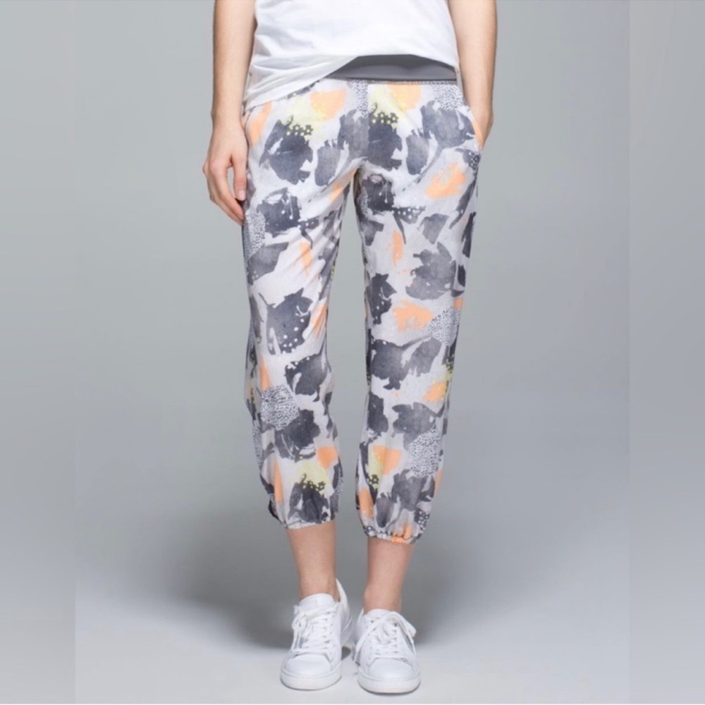 Lululemon Athletica Om pant
Size 6 Mini art pop
